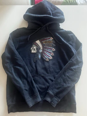 Abercrombie & fitch hoodie mörkblå vintage (sällsynt) - Riktigt snygg och eftertraktad Abercrombie hoodie. fint skick inga fel storlek M kan ta mått vid behov. Endast 408kr ej hugget i sten kom gärna med frågor och prisförslag har även mycket mer liknande i min profil alla storlekar kolla gärna stor rabatt vid köp av flera 😁✌️
