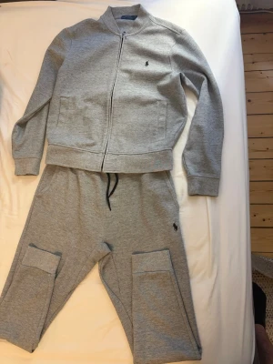 Grå Polo ralph lauren sett - Det är jättebra skick, skulle rekommendera för nån som är mellan 175-185cm, sitter bra på mig som är 185 tröjan kommer nog inte passa någon som är längre än det. Inga skador bra skick. Kan gå ner i pris vid snabb affär.