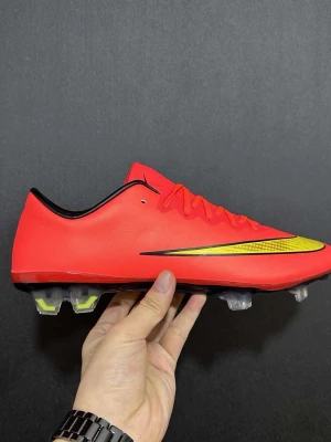 Röda Nike Mercurial fotbollsskor - Nike mercurial helt oanvända i storlek 42,5-44 väldigt svåra att hitta på marknaden i denna skick! Obs! Dessa är defekter betyder inte att dom är fejk! 