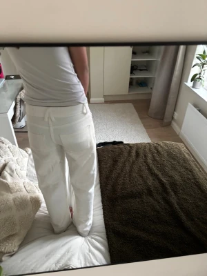 Vita raka jeans med låg midja  - Säljer ett par vita jeans med rak passform och låg midja. Jeansen har klassiska fem fickor, bälteshällor och stängs med knapp och dragkedja. Perfekta till en clean och fräsch look året runt.