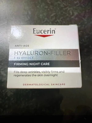 Eucerin Hyaluron-Filler nattkräm - Eucerin Hyaluron-Filler Firming Night Care är en anti-age nattkräm som fyller ut djupa rynkor, stärker och återfuktar huden samt stödjer hudens regenerering under natten. Innehåller hyaluronsyra och glycin saponin. Kommer i en vit och silverfärgad förpackning.