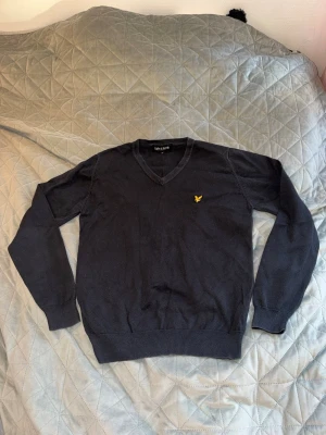 Lyle & Scott tröja - Säljer denna svarta tröja i storlek M från Lyle & Scott. Mycket bra skick! 