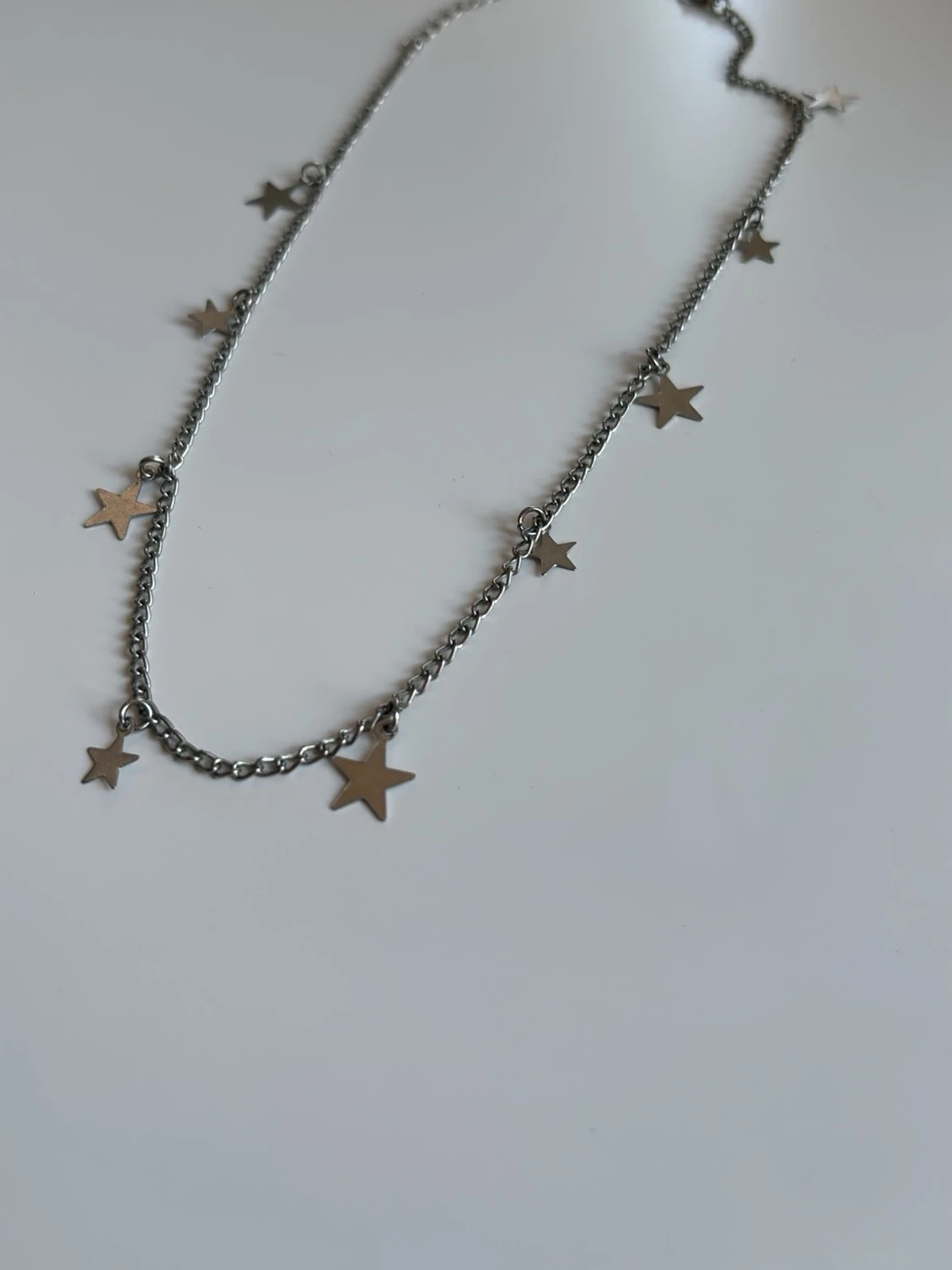 Silverfärgat halsband med stjärnhängen