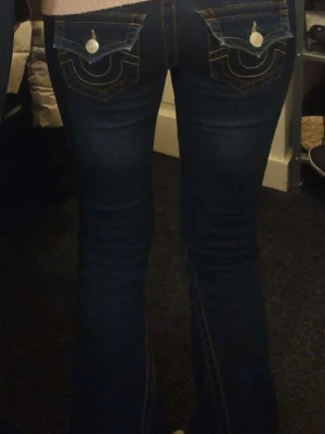 Mörkblåa true religion  - I färgen muddy waters och i modellen joey. Jätte fina jeans som jag egentligen inte vill sälja men behöver lite pengar! Priset kan diskuteras. Observera att de är lite urtvättade och missfärgade på vissa ställen. Kontakta för fler bilder eller frågor! 💞