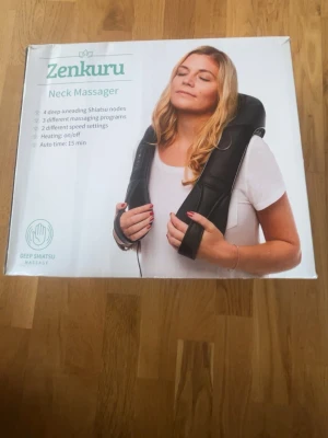 Zenkuru nackmassageapparat - Elektrisk nackmassageapparat från Zenkuru med 4 djupknådande shiatsu-noder, 3 olika massageprogram och 2 hastighetslägen. Har värmefunktion och automatisk avstängning efter 15 minuter. Svart färg och ergonomisk form som passar runt nacken.
