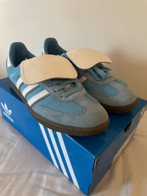 Adidas samba jr - Ett par unika adidas samba jr som inte längre går att köpa, skitsnygga och sköna men har tyvärr inte fått någon användning av dem då dem är för små. Hör av dig vid minsta fundering!