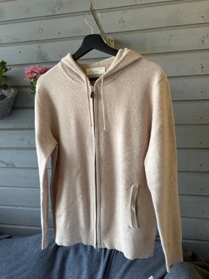 Kashmir zip - En mycket skön kashmir zip hoodie från Sayless i storlek S. Passar dig mellan 170-180cm. Tröjan har inga defekter alls, inte ens nopprig! Bara att kontakta vid funderingar!🌟