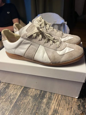 Maison Margiela GATS - Säljer ett par stilrena GATS. Perfekta för dig som gillar minimalistisk och tidlös design. Kvitto finns om det efterfrågas