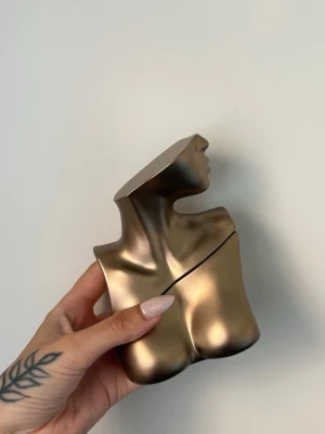 Billie Eilish parfym 100ml - Billie Eilish parfym 100ml, lite använd (se andra bilden) nästiltill full💘