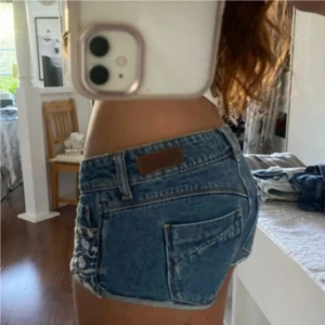 Lowwaist jeansshorts med broderi - Snygga low waist mini jeansshorts i strl 34, midja:39cm. Kommer fler unika jeansshorts/kjolar så följ!!