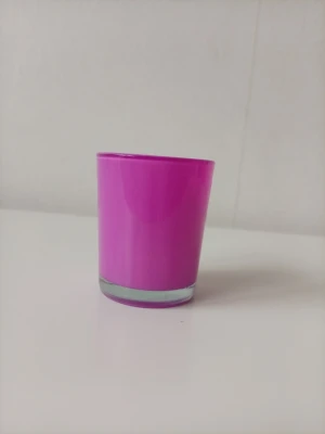 Lila glaslykta i glas - Säljer en stilren lila glaslykta med cylinderform. Perfekt för värmeljus eller små blockljus. Lyktan är gjord av glas och har en slät yta med en tydlig bottenkant. Passar bra som dekoration i hemmet. Längst ner innnuti ä de en litet nagg men funkar ändå 