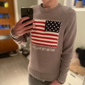 NORTH SAILS USA TRÖJA - |Tja! En sjukt snygg North Sails sweater med en nice USA logga❗️| Skick 9/10 mycket bra skick, utan skavanker☑️| Storlek: M, passar mer S, passar mig hyfsat bra - 185cm📏| Nypris: ca 1000kr💵| Färg: grå, som på bilden🩶| Fraktar spårbart via postnord eller instabox📦| Hör av er för mer information!| Ha de fint👊 