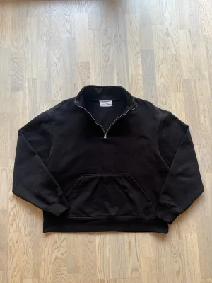 Zara Origins halfzip - svart, XL - Mycket bra skick. Inga tecken på användning Halfzip-tröja från Zara Origins, storlek XL, svart Halfzip med halvpolokrage, stor framficka Bröstvidd: 61 cm Längd: 64 cm Bomull, 6% elastan Inga defekter Liknande halfzip-tröjor finns i profil.