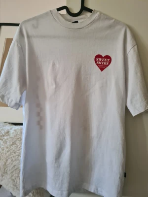 Sweet SKTBS t-shirt - T- shirt från Sweet SKTBS (unisex ) klassisk passform och rund halsringning. Skulle ej säga storleken är en xxs, storleken är som en S.  För mig som är kort  är det en stor S, men för gemene man är det nog en vanlig S
