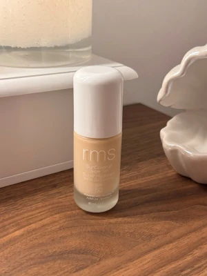 rms SunCoverup Super Tint SPF 50 - Foundation från rms i nyansen SunCoverup Super Tint med SPF 50.  Är i ljusaste färgen Alabaster. Bara testat två gånger och tog väldigt lite produkt då. Nydligen köpt