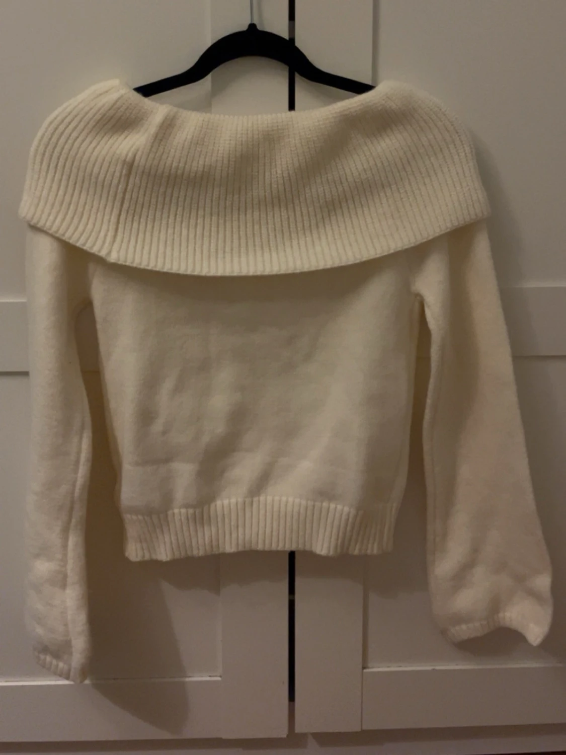 Off shoulder vit stickad tröja