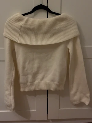 Off shoulder vit stickad tröja - Säljer en vit stickad tröja som är off shoulder. Perfekt till en kall vinter.