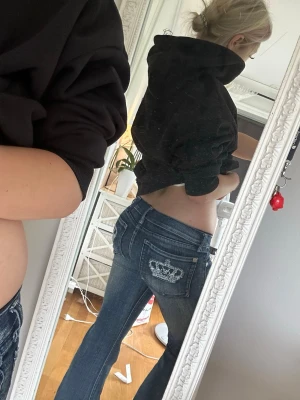 Victoria Beckham Jeans  - Säljer dessa sjukt vintage jeans ifrån Victoria Beckham, Rock &Republic. Jeansen är low waist kan funka som mid/ och har en jättefin passform-även bekväma.  Dessa jeans säljs inte längre och jag har fått sån tur att äga ett av dessa få legit kvar.  Vid lappen inuti byxorna står det storlek 29- vilket jag skulle säga är som en Xs-S. Jag är 164cm ish och dessa är perfekt i längden för mig, möjligtvis lite långa.  Min vikt har pendlat från 49kg-58kg och Jeansen har suttit lika bra hela tiden!  Sälj