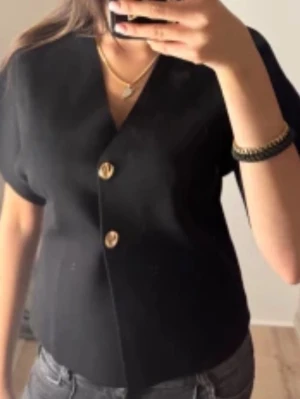 Zara topp - Zara topp i storlek 38, passar även 36. Mycket fint skick, tåligt material och guldknappar