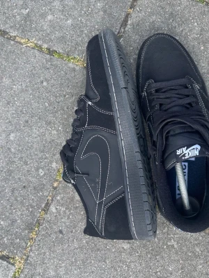 Nike sneaker - Hej! Jag är en mamma som hittade dessa svarta Nike-skor i min sons rum efter att han flyttat ut för länge sedan. Jag vet tyvärr inte exakt vilken modell det är eller alla detaljer kring dem, men de ser ut att vara i bra skick. Säljer dem eftersom jag behöver pengarna och de bara ligger oanvända hemma.