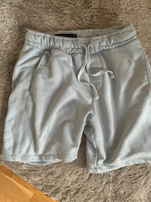Ljusblå mjukisshorts me - mjukisshorts från behrska 