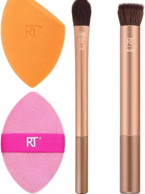 Real Techniques blending set - .Den här varan kommer att auktioneras ut i vår Plick Live den 14/7 kl 19.00 med startbud på 10kr. Limited edition set från Real Techniques med två sminkborstar, en makeupsvamp och en puderpuff med band. Perfekt för applicering och blending av foundation, puder, rough, concealer och krämprodukter. Borstarna är i syntet. 