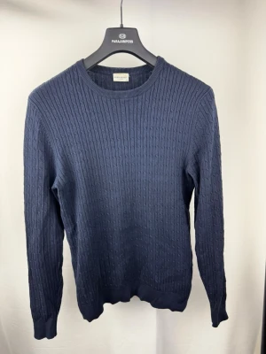 John Henric tröja - 🌸 INFO OM PLAGGET 🌸  ☑️ Märke: John Henric ☑️ Storlek: Medium ☑️ Färg: Mörkblå ☑️ Skick: ⭐⭐⭐⭐⭐  ✨ Detaljer: ☐ Inga hål ☐ Inga fläckar ☐ Nytvättad ☐ Rökfritt hem ☐ Djurfritt hem  📏 Passform: ☑️ Normal   📦 Skickas snabbt. 💬 Skriv gärna om du vill ha fler bilder eller mått. 🤍 Paketrabatt vid köp av flera annonser. 🌟 Titta gärna på mina andra annonser!