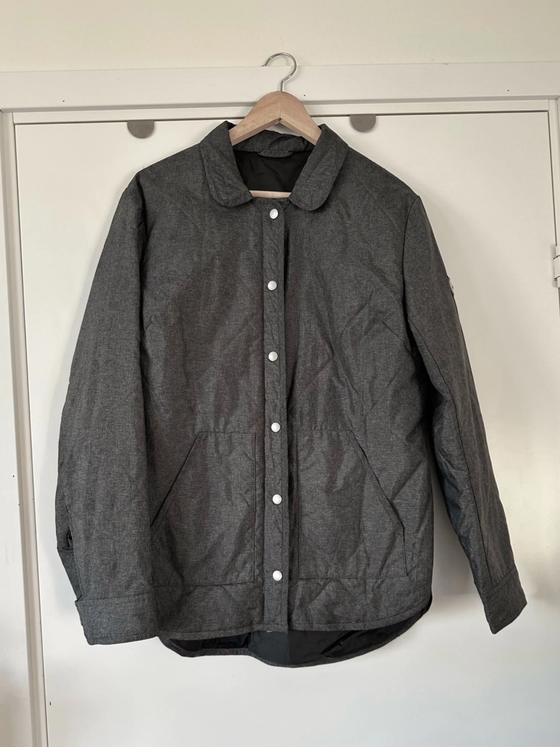 J Lindeberg- Mörkgrå quiltad jacka - storlek 44 / XL