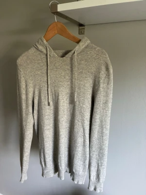 Kashmir hoodie - Tjena! Jag säljer min ljusgråa Kashmir hoodie i storlek S