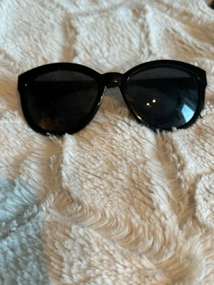 Svarta solglasögon  - Säljer ett par svarta solglasögon 