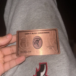 Central cee synacard - Det här kortet har et NFC CHIP med det kan man scana ok få något som andra inte kan gå som låtar ok andra saker 