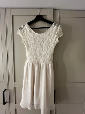 Vit spetsklänning  - Söt vit klänning med spets upptill och korta ärmar med en öppen rygg💕💕Dock så har lappen med stolek gått av, men jag brukar ha stolek S eller XS och den passar perfekt 