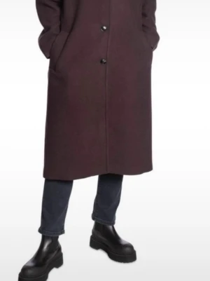 Mörkbrun ullkappa med knappar - Stilren mörkbrun kappa i 60% ull ,  rak passform och knäppning framtill. Kappan har diskreta sidofickor och perfekt som höst och vår kappa och ger en klassisk look till din outfit. 🤎rymlig i storleken och passar även som storlek 36. Absolut fint skick. 