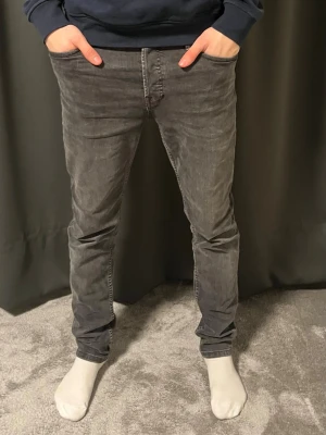 Jack and Jones jeans grå  - Säljer ett par grå slim fit jeans med klassisk femficksmodell. Skick 9/10 nypris - 899kr säljs - 449kr! 