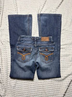 Lågmidjade bootcut jeans vintage lowwaist lowrise flare jeans - Supersnygga Lågmidjade jeans, storlek w25.  Innerbenslängd: 80 midjemått:35,5.  Har inga bilder på då de är alldeles försmå.  Lite slitage längst ned bak, men inget man tänker på. (Se bilder) Köp sker via köp nu, jag postar inom 24h. Kvar tills markerad såld  