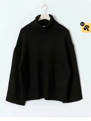 Svart stickad polotröja - Svart stickad tröja med polotröja från Gina, slutsåld. Endast använd några få gånger så i jätte bra skick, som ny