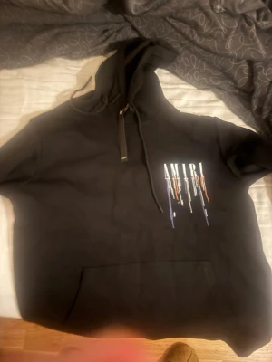 Amiri helt ny! - Riktig fin hoodie, den är helt ny med tags kvar, pris kan diskuteras.  Hoodien är i storlek xl, den sitter riktigt bra på mig som är 179cm.