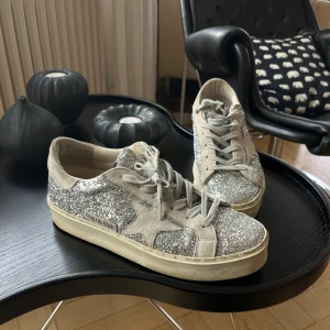 Golden Goose sneakers - Golden Goose sneakers. Använda 2 gånger så väldigt bra skick! Har dessvärre inte kvar några tillbehör. 