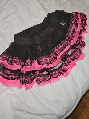 Miniskirt - Oanvänd scene / emo miniskirt från Poizen Industries! Skulle säga small / medium i storlek men har ett töjband vid midjan😇