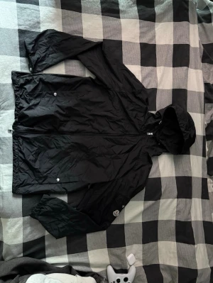 Moncler Jacka  - Använd 1 gång Moncler vind/regn jacka perfekt till hösten/våren. Kvitto finns och förvaringen den kom med, Skriv ditt pris🙌🏼