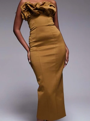 Brun axelbandslös midiklänning - Snygg brun axelbandslös midiklänning med figurnära passform och volangdetalj upptill. Klänningen har en stilren, elegant siluett och är tillverkad i ett slätt tyg som ger en lyxig känsla. Perfekt för dig som vill sticka ut med en trendig look. Helt ny med etiketten kvar, nytt pris 750kr.