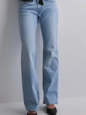 Levis jeans  - Säljer ett par ljusblå jeans med rak passform. Jeansen har låg midja och är tillverkade i denim med en mjuk tvättad look. Perfekta för en avslappnad och trendig stil. Storlek 27/30. Inget att anmärka på 💙