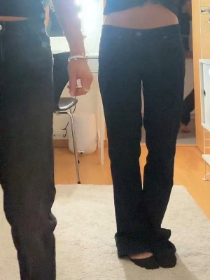 Jeans  - Snygga mörkblå lågmidjade jeans med rak passform. Storlek 38