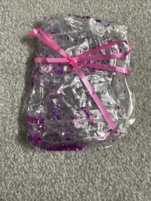 Ett upplåstbart fotbad - En genomskinligt fotbad med handtag som är uppblåsbart och väldigt fint med paljetterna som är inuti. Använt en gång. väldigt bra skick. Priset kan diskuteras.