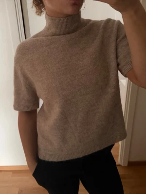 Beige stickad - Beige stickad tröja från Gina tricot