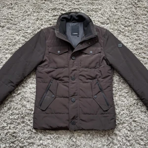 J Lindberg bailey field jacket - Säljer denna riktigt feta j lindeberg bailey field jacketen i mycket fint skick!⭐️Nypris = 3000kr!👍Storlek S!🙌Hör gärna av er om ni har funderingar!⭐️