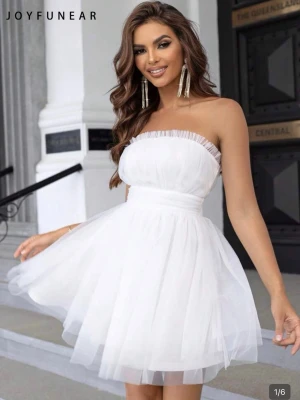 Vit axelbandslös klänning  - Axelbandslös vit klänning från shein med kort, utsvängd tyllkjol och rynkad överdel. Klänningen har en markerad midja och puff runt om 