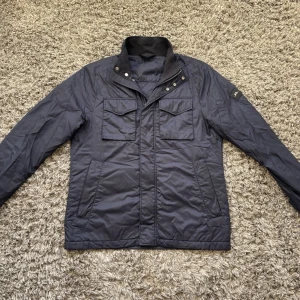 J Lindeberg field jacket - Säljer denna riktigt feta j lindeberg bailey field jacketen i mycket fint skick!⭐️Nypris = 3000kr!👍Storlek M men passar också S!🙌Hör gärna av er om ni har funderingar!⭐️