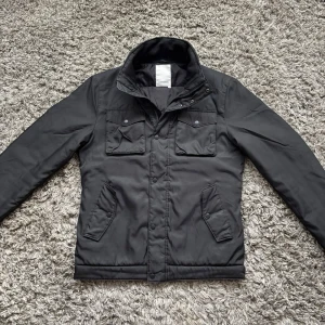 Ny j Lindberg field jacket - Säljer denna riktigt feta j Lindeberg field jacketen!⭐️Skick : NYSKICK!🙌Storlek S!⭐️NYPRIS = 4000kr! Hör gärna av er om ni har funderingar!👍