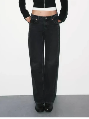 Svarta raka jeans med låg midja - Säljer ett par svarta jeans med låg midja och raka ben. Endast testade! Nypris - 399kr, mitt pris 249kr